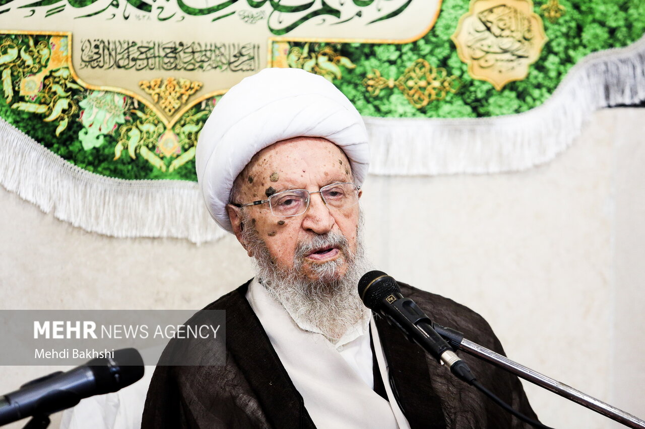 آیا لاک ناخن، کاشت مژه و کاشتن ناخن مانع از وضو و غسل است؛چه باید کرد؟