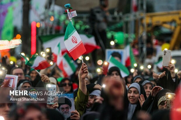 با پرچم ایران به میهمانی غدیر بیایید؛ این مراسم برای همه است با پرچم ایران به میهمانی غدیر بیایید؛ این مراسم برای همه است