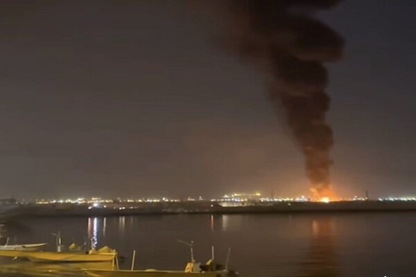 قاچاقچیان لنج حامل سوخت قاچاق را در آب‌های استان بوشهر آتش زدند