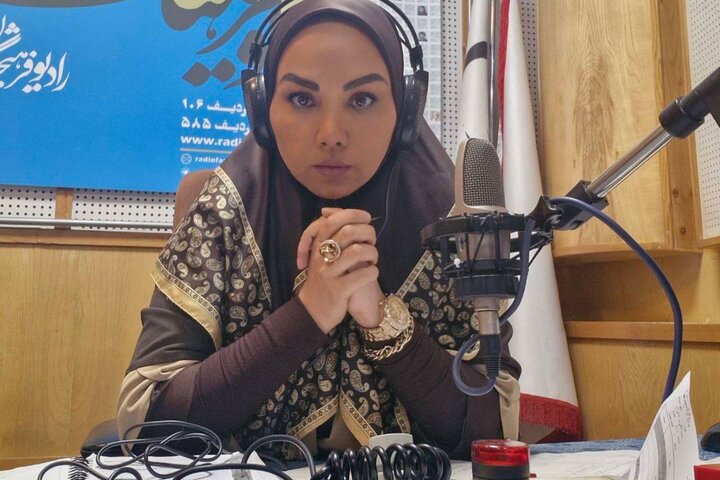 وقتی مجری روی آنتن شهادتش را تبریک گفت؛ نباید میکروفن رها میشد + فیلم