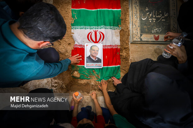 تشییع پیکر دانشمند هسته‌ای شهید «اکبر مطلبی‌زاده» در یزد