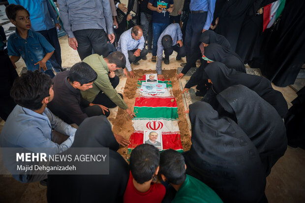 تشییع پیکر دانشمند هسته‌ای شهید «اکبر مطلبی‌زاده» در یزد