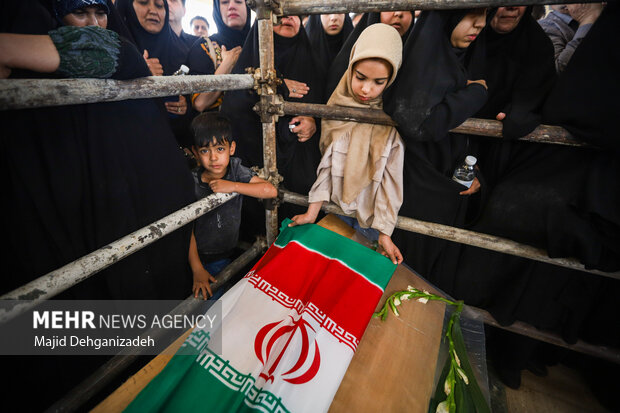 تشییع پیکر دانشمند هسته‌ای شهید «اکبر مطلبی‌زاده» در یزد