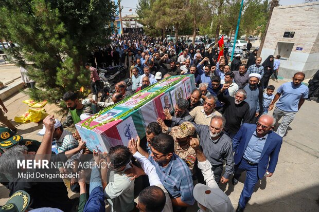 تشییع پیکر دانشمند هسته‌ای شهید «اکبر مطلبی‌زاده» در یزد