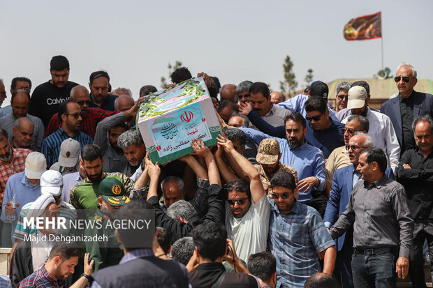 تشییع پیکر دانشمند هسته‌ای شهید «اکبر مطلبی‌زاده» در یزد