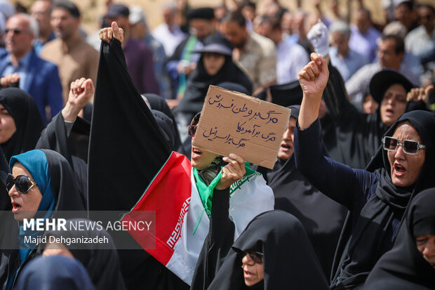 تشییع پیکر دانشمند هسته‌ای شهید «اکبر مطلبی‌زاده» در یزد
