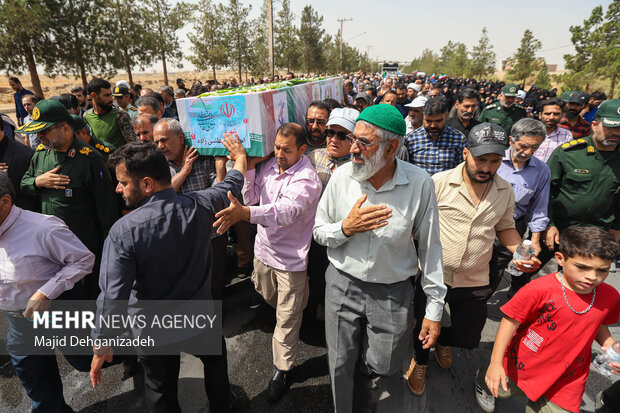 تشییع پیکر دانشمند هسته‌ای شهید «اکبر مطلبی‌زاده» در یزد