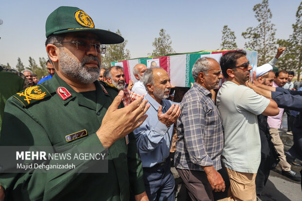 تشییع پیکر دانشمند هسته‌ای شهید «اکبر مطلبی‌زاده» در یزد