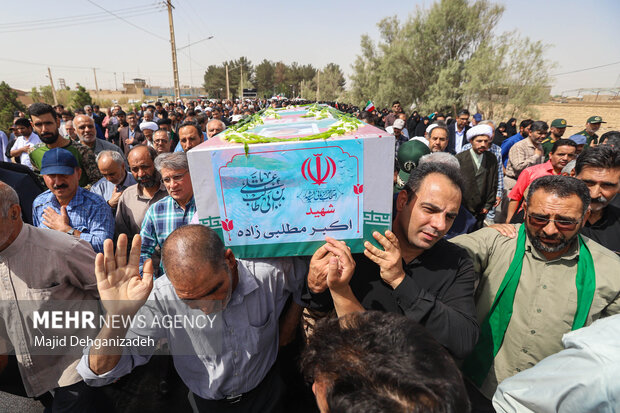 تشییع پیکر دانشمند هسته‌ای شهید «اکبر مطلبی‌زاده» در یزد