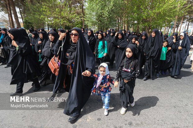 تشییع پیکر دانشمند هسته‌ای شهید «اکبر مطلبی‌زاده» در یزد