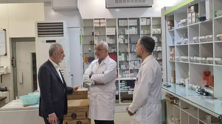 بازدید پیرصالحی از داروخانه ۱۳ آبان