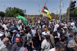 اہواز، 50 سینٹی گریڈ ٹمپریچر کے باوجود عوام کی کثیر تعداد میں نماز جمعہ میں شرکت