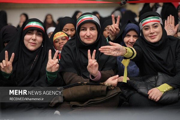 ثبتنام مادر شاهرودی برای کمک به جبهه مبارزه علیه اسرائیل