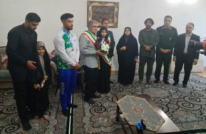 قهرمان آسیا مدالش را به خانواده شهید مرادی تقدیم کرد