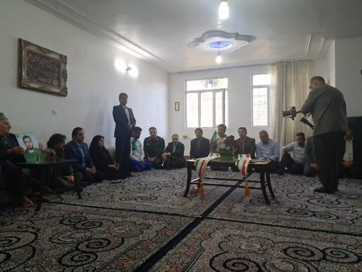 تصاویری از تقدیم مدال علیرضا خمسه به خانواده شهید مرادی