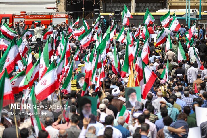 مسيرة جماهيرية حاشدة في حرّ شديد بلغ 50 درجة مئوية في اهواز مسيرة جماهيرية حاشدة في حرّ شديد بلغ 50 درجة مئوية في اهواز