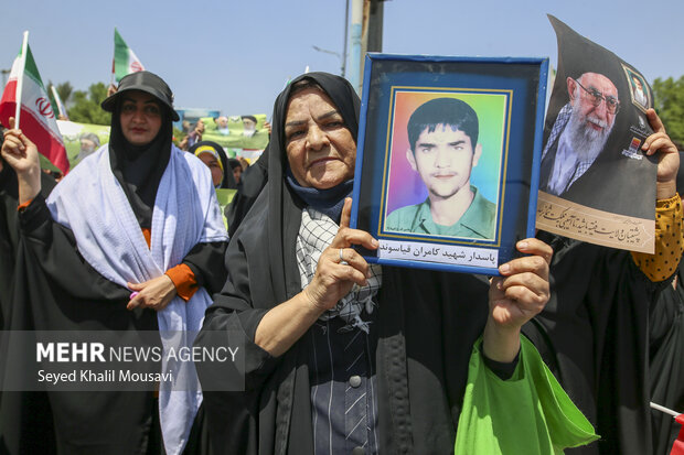 راهپیمایی پرشور اهوازی ها در گرمای ۵۰ درجه
