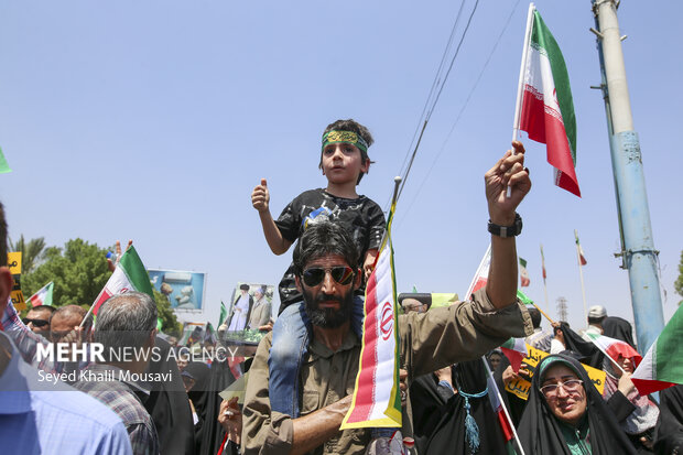 راهپیمایی پرخروش مردم قصیده ای فاخر در برابر ظلم و تجاوز
