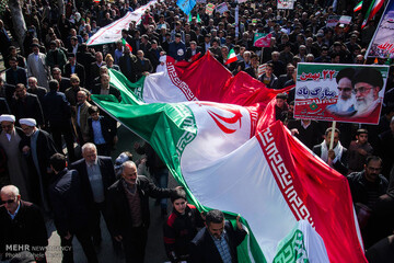 مردم ایران در مسیر استقلال خود ایستاده اند؛ هنرمندان در صحنه هستند