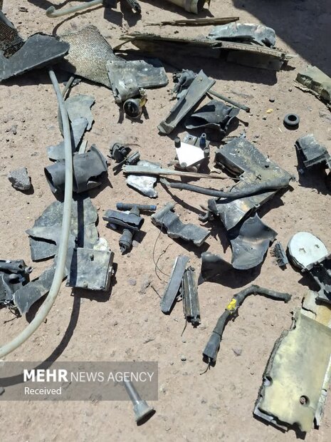 تصاویری از قطعات پهپاد انتحاری منهدم شده دشمن متخاصم