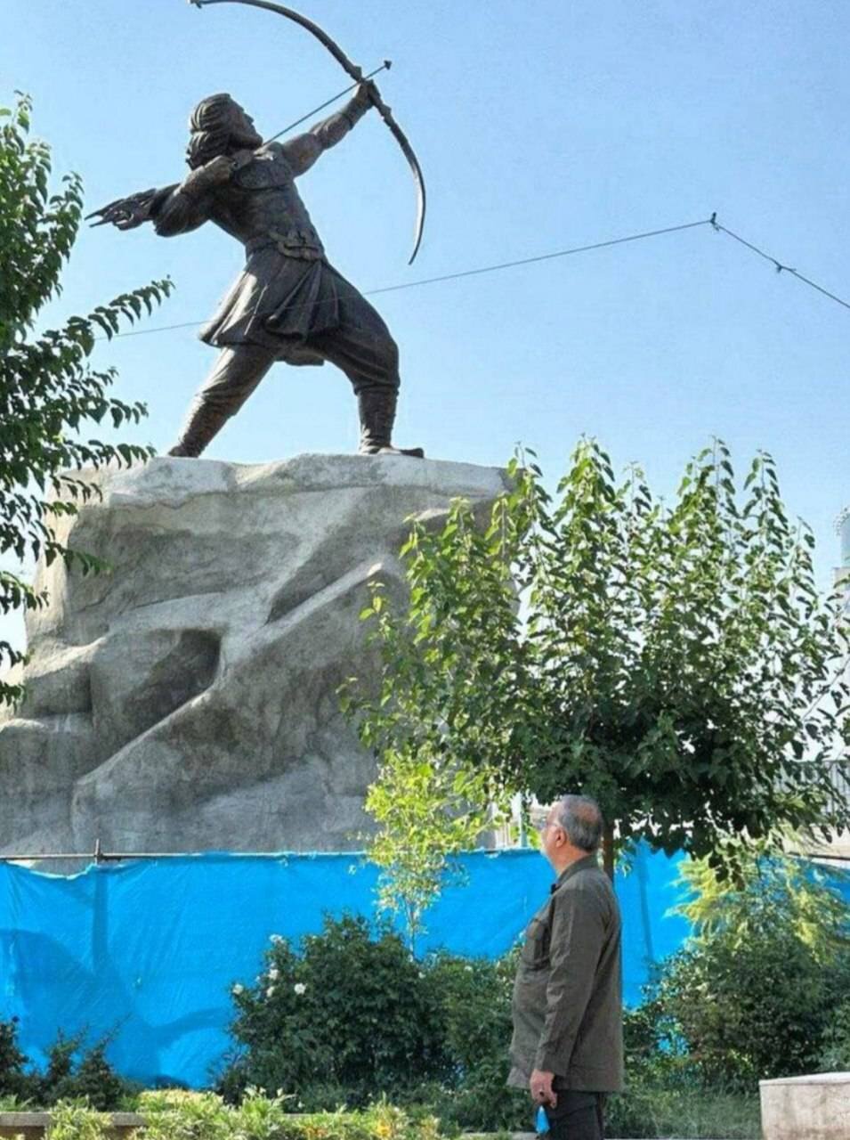 رونمایی از بزرگ‌ترین مجسمه برنزی ایران با حضور شهردار تهران