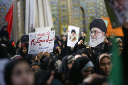 Qom people hold anti-US gathering