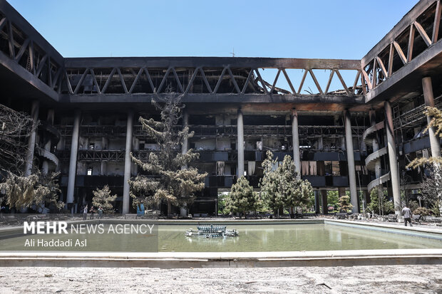 ساختمان شیشهای خاموش است اما آتش زبان حقیقت شعلهور