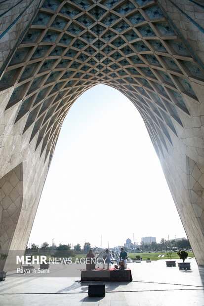اجرای زنده علی قمصری در میدان آزادی