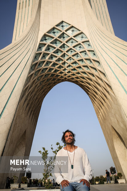 اجرای زنده علی قمصری در میدان آزادی0