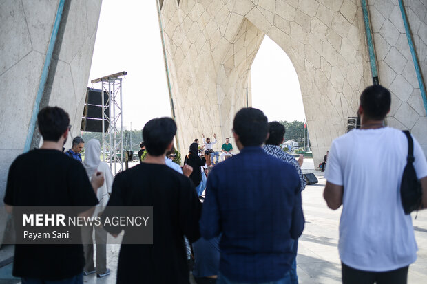 اجرای زنده علی قمصری در میدان آزادی1