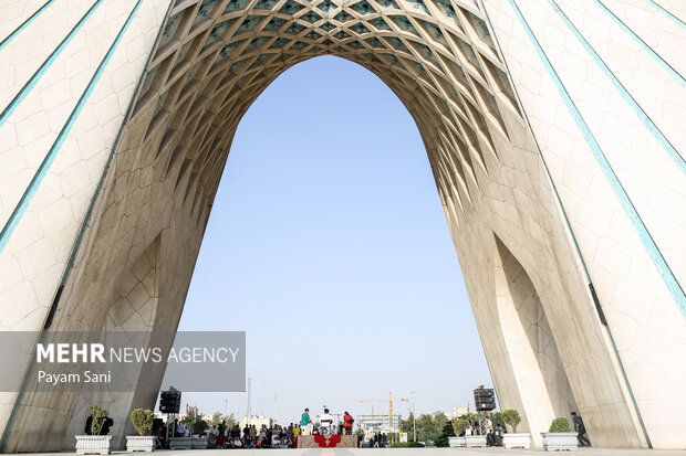 اجرای زنده علی قمصری در میدان آزادی9
