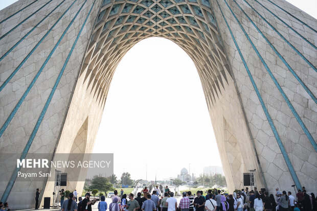 اجرای زنده علی قمصری در میدان آزادی7