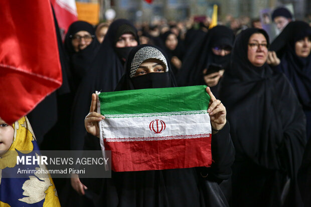 شادی مردم قم در پی پاسخ موشکی ایران به تجاوز آمریکا