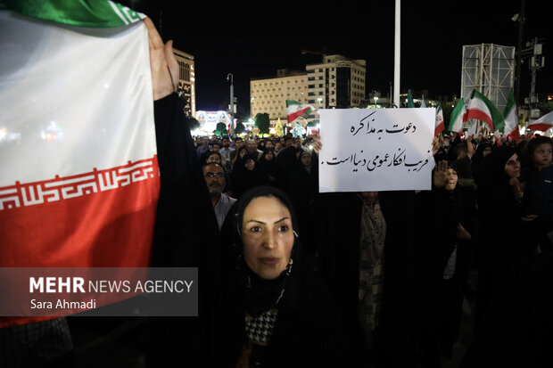 اجتماع مردم مشهد در دفاع از استقلال ایران