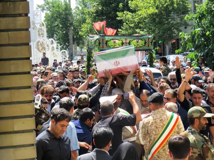 پیکر شهید «علی حسین محمدی» در بروجرد تشییع شد پیکر شهید «علی حسین محمدی» در بروجرد تشییع شد