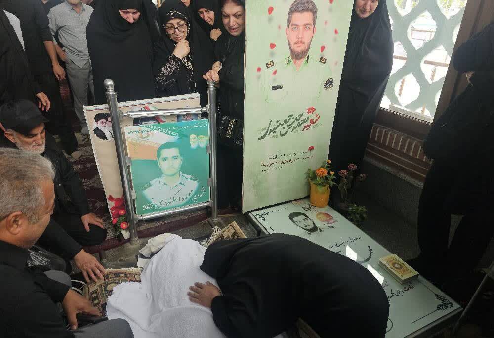 پدر شهید مدافع امنیت «محمدحسین جمشیدی» در جوار فرزندش آرام گرفت پدر شهید مدافع امنیت «محمدحسین جمشیدی» در جوار فرزندش آرام گرفت