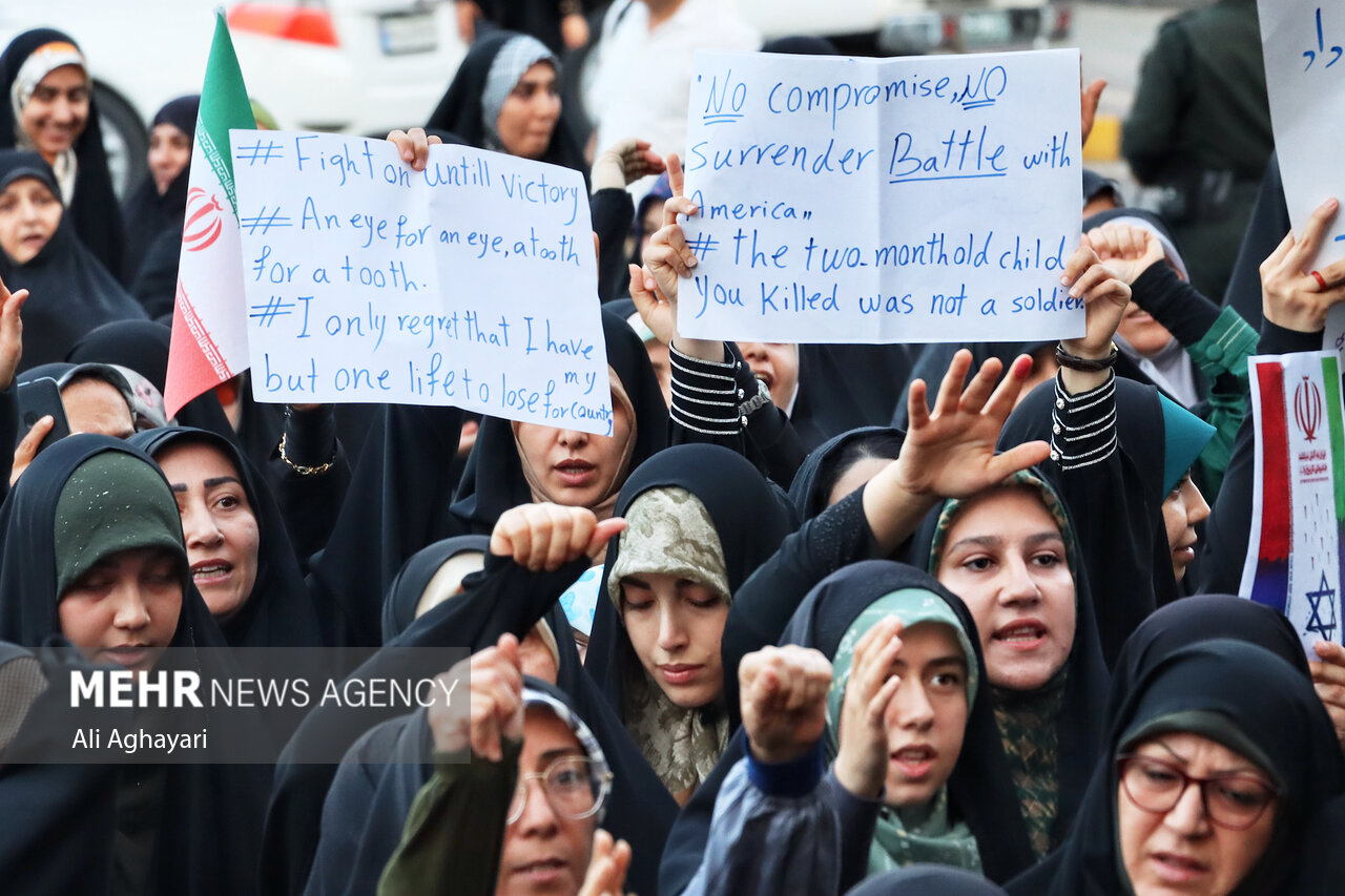 طنین فریاد مرگ بر اسراییل در میدان انقلاب ارومیه