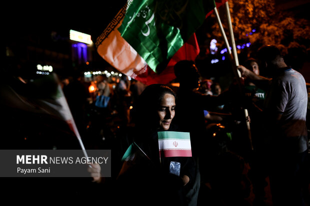 شادی مردم تهران پس از عملیات بشارت فتح