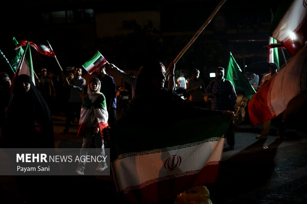 شادی مردم تهران پس از عملیات بشارت فتح