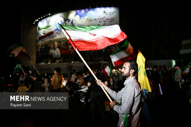شادی مردم تهران پس از عملیات بشارت فتح