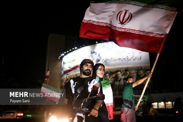 شادی مردم تهران پس از عملیات بشارت فتح
