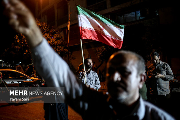 شادی مردم تهران پس از عملیات بشارت فتح