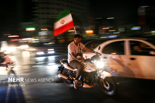 شادی مردم تهران پس از عملیات بشارت فتح