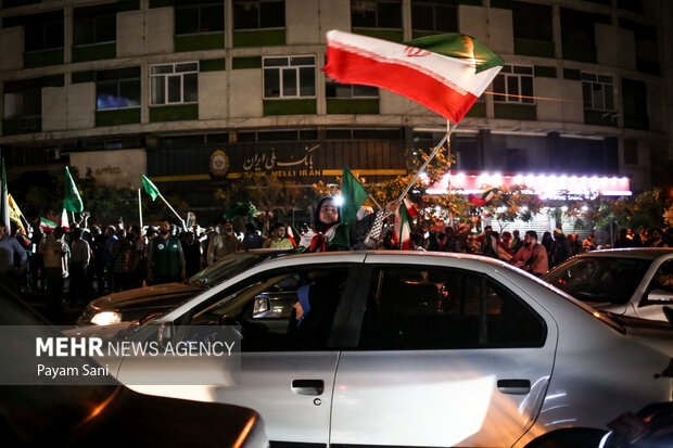 شادی مردم تهران پس از عملیات بشارت فتح