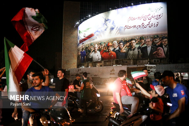 شادی مردم تهران پس از عملیات بشارت فتح