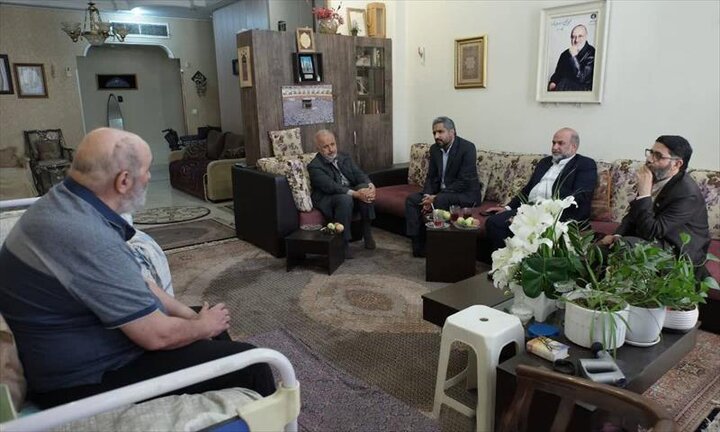 مدیرعامل صندوق اعتباری هنر به عیادت کارگردان سینمای دفاع مقدس رفت مدیرعامل صندوق اعتباری هنر به عیادت کارگردان سینمای دفاع مقدس رفت