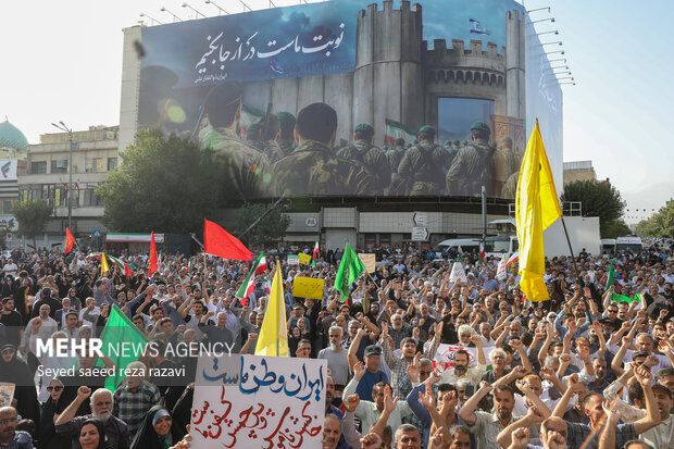 Tehraners hold gathering to thank armed forces after truce