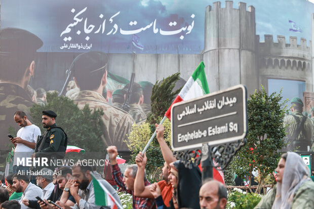 Tehraners rally in support of armed forces victory