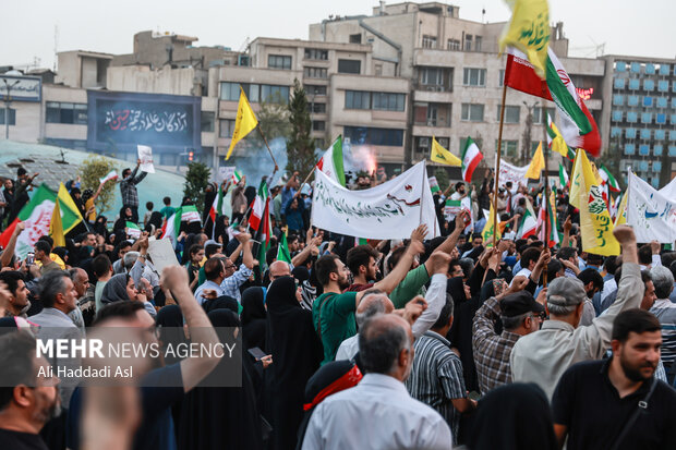 تجمع مردمی حمایت از عملیات «بشارت فتح» در تهران 43