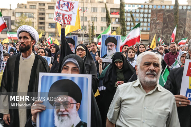 تجمع مردمی حمایت از عملیات «بشارت فتح» در تهران 42